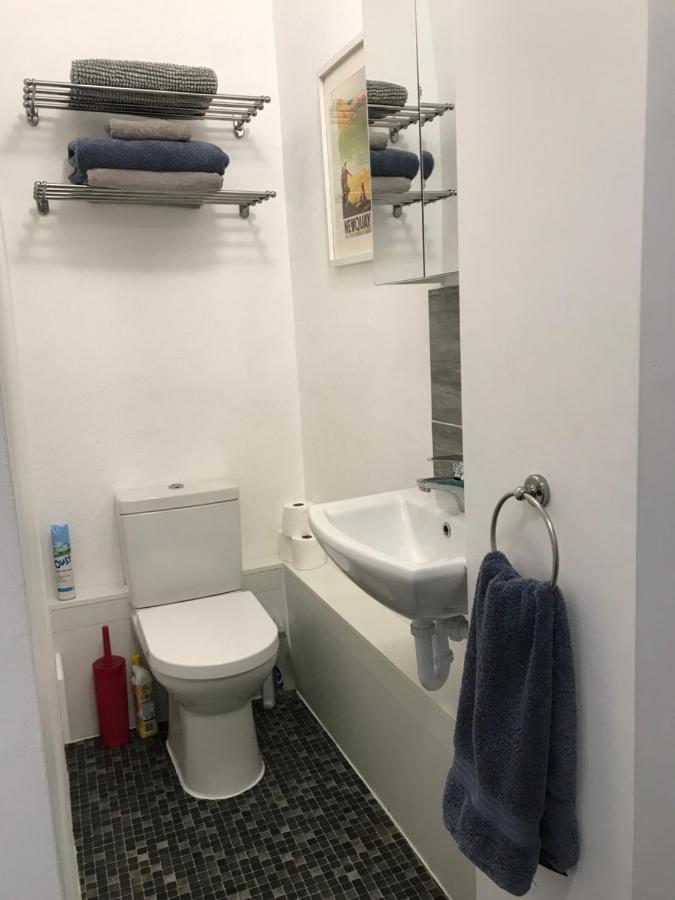 페란포스 Flat Rocks, With Parking, 100M From Beach 아파트 외부 사진