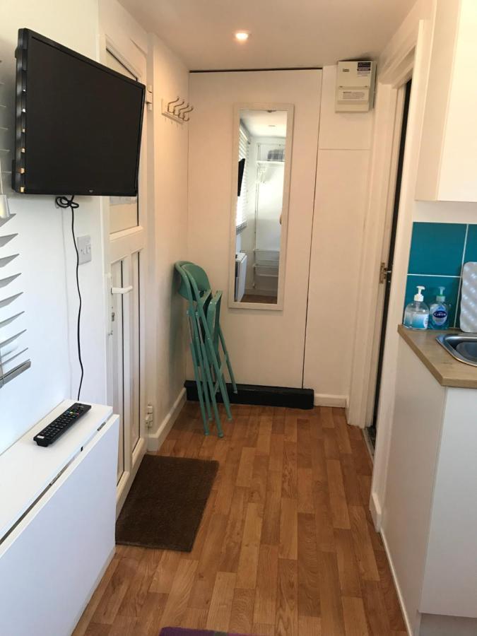 페란포스 Flat Rocks, With Parking, 100M From Beach 아파트 외부 사진